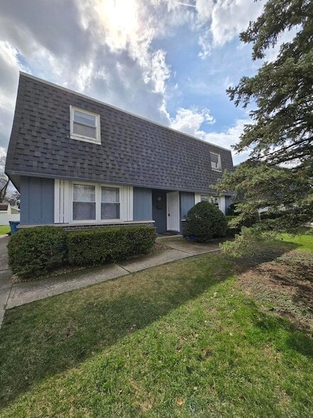 Building Photo - 501 W Farragut St
