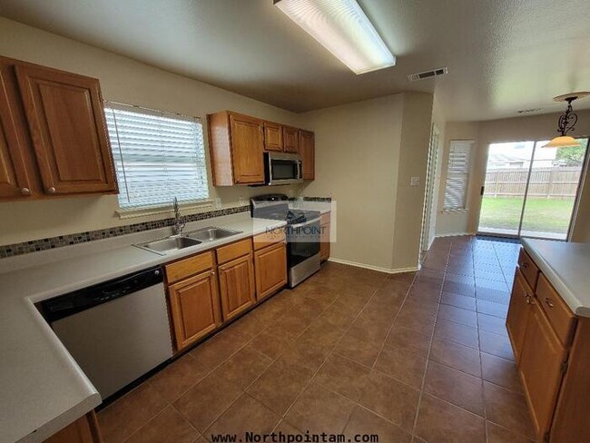 Foto del edificio - 3 Bedroom Home in Selma Available Now!