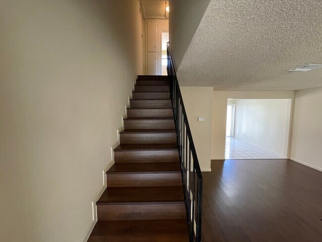Building Photo - 25830 Viana Ave