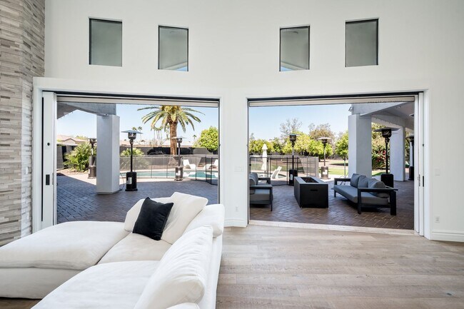 Building Photo - Stunning Luxury Home in Paradise Valley!
