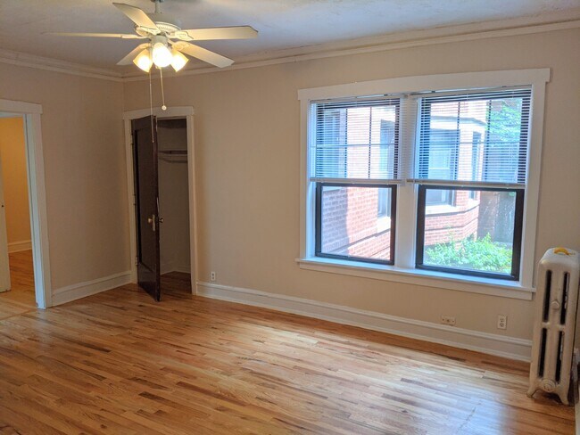 Living room - 806 Sherman Ave