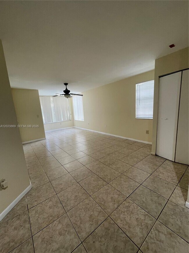 Foto del edificio - 2881 N Oakland Forest Dr