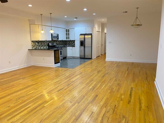 Building Photo - 303 7th St
