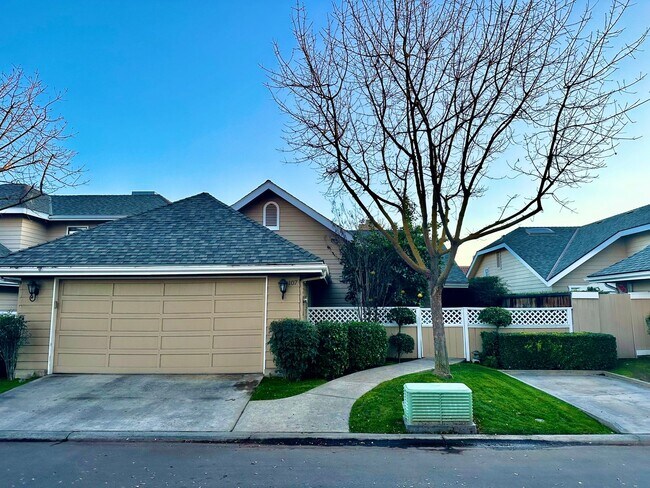 Foto del edificio - Beautiful updated 2 bed 2 bath