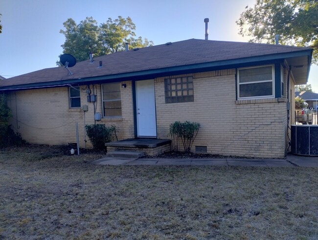 Building Photo - 1435 NW 24th St