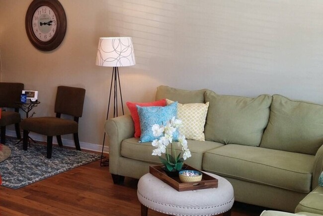 Building Photo - Foxwood Apartment Townhomes