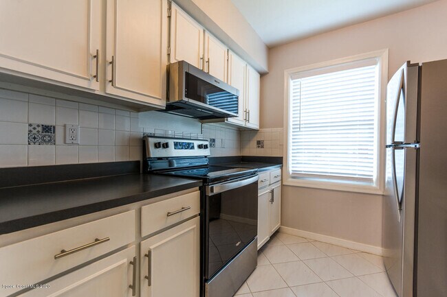 Building Photo - 923 N Colonial Ct