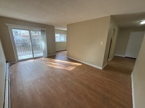 Building Photo - 30 Westmount Rd W