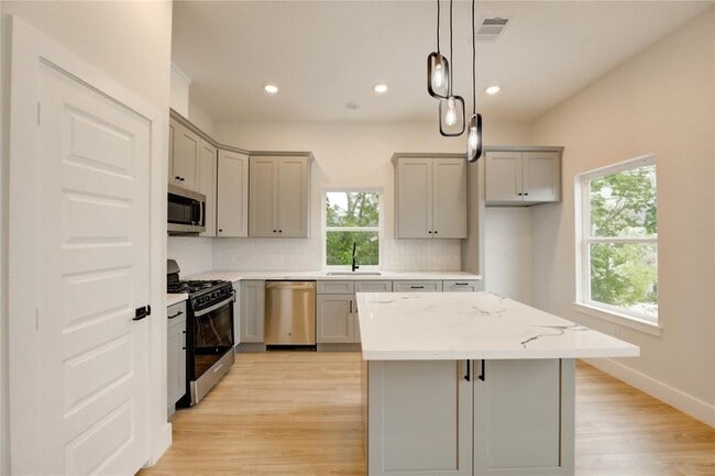Foto del edificio - 811 E 39th St