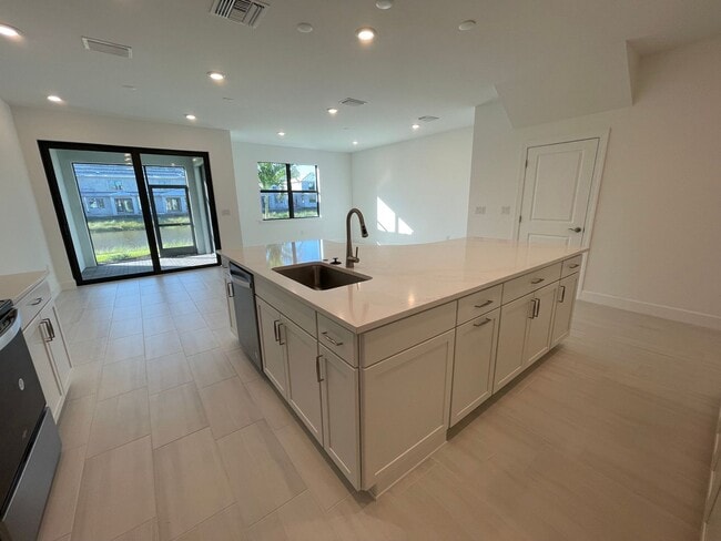 Building Photo - ANNUAL RENTAL - 3 BED/ 2.5 BATH TOWNHOUSE ...