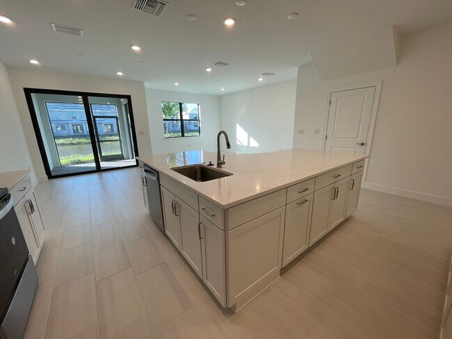 Foto del edificio - ANNUAL RENTAL - 3 BED/ 2.5 BATH TOWNHOUSE ...
