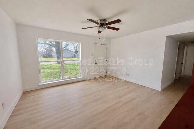 Foto del edificio - 203 Briscoe Ave