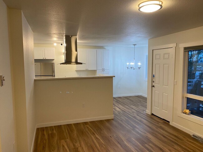 Foto del edificio - Updated 2bed/1bath Apartment in Prime Redmond Location!