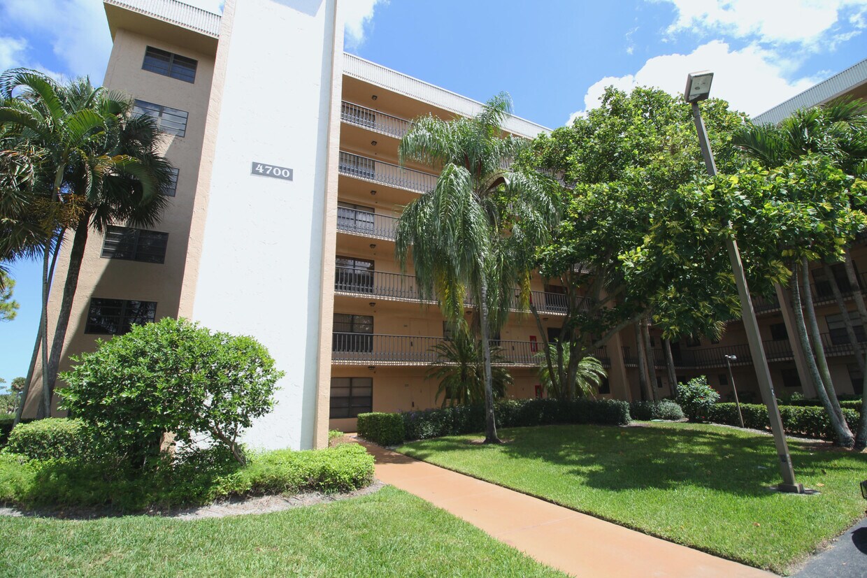 4700 Lucerne Lakes Blvd W Unit 104, Lake Worth, FL 33467 Condo for