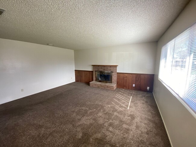Building Photo - Spacious SW Visalia Home Available Now!