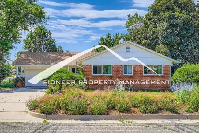 Beautifully Renovated Ranch Home with 2 Car Garage, AC, Garden Space & Prime Location - Beautifully Renovated Ranch Home with 2 Car Garage, AC, Garden Space & Prime Location