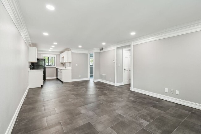 Building Photo - 2942 W Bay Dr