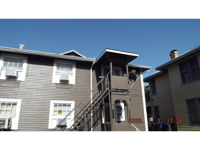 Building Photo - 421 Maverick St