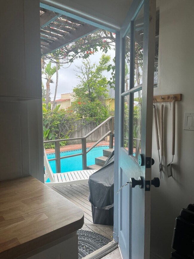 Building Photo - Charming Studio House in Glendale