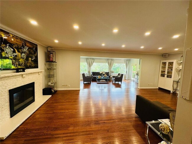 Foto del edificio - 15610 Holdridge Rd E