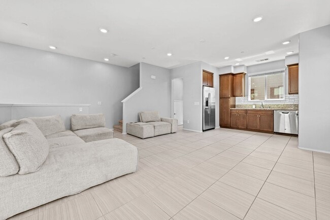 Building Photo - Townhome in the Lakepointe Point Community!