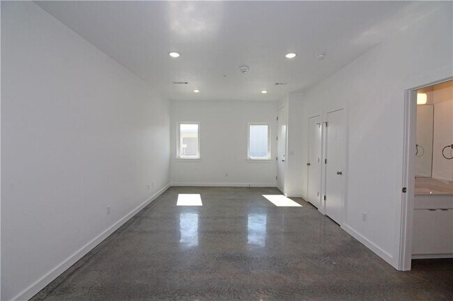Building Photo - 600 SW 6th St
