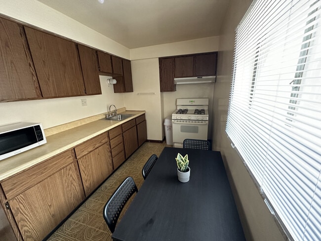 Building Photo - 10 Oakland Sq