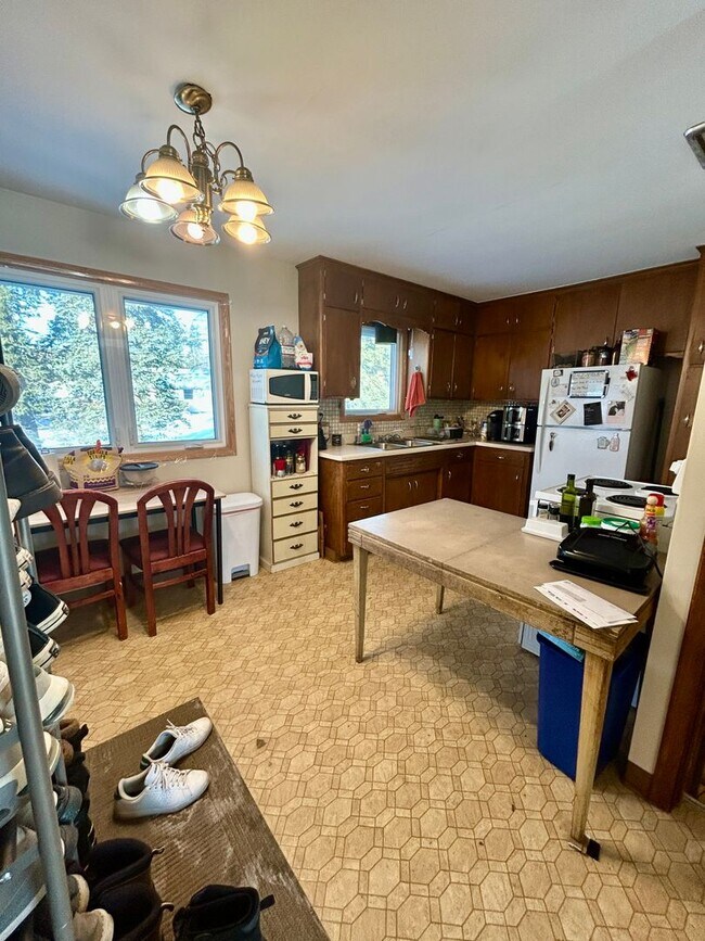 Foto del edificio - AVAILABLE JUNE - Nice 5 Bed 2 Bath Near Campus w/ OSP & Huge Yard