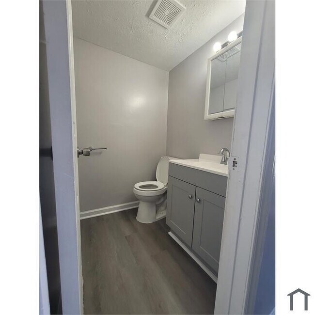 Foto del edificio - "Charming Fayetteville Townhouse: Spacious 3-Bed, 2.5-Bath Haven"