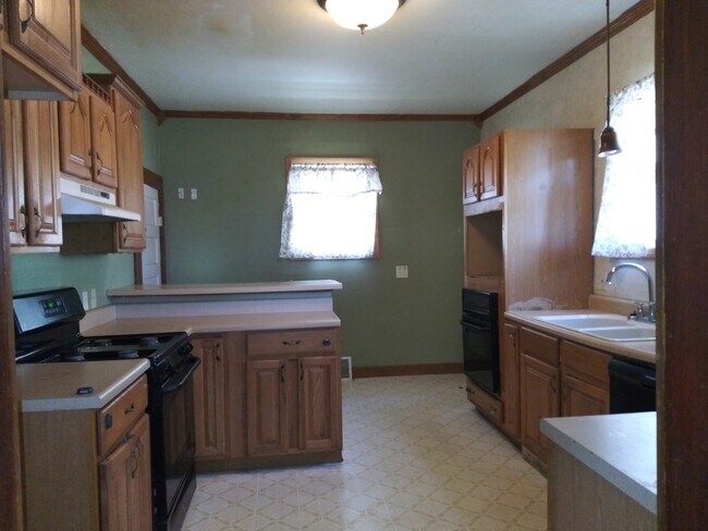 Kitchen with island - 2517 Jules St