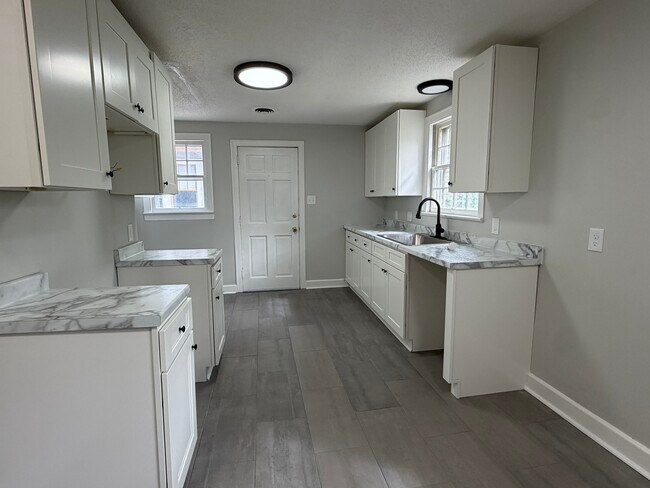 Building Photo - 2440 Woodbine Ave