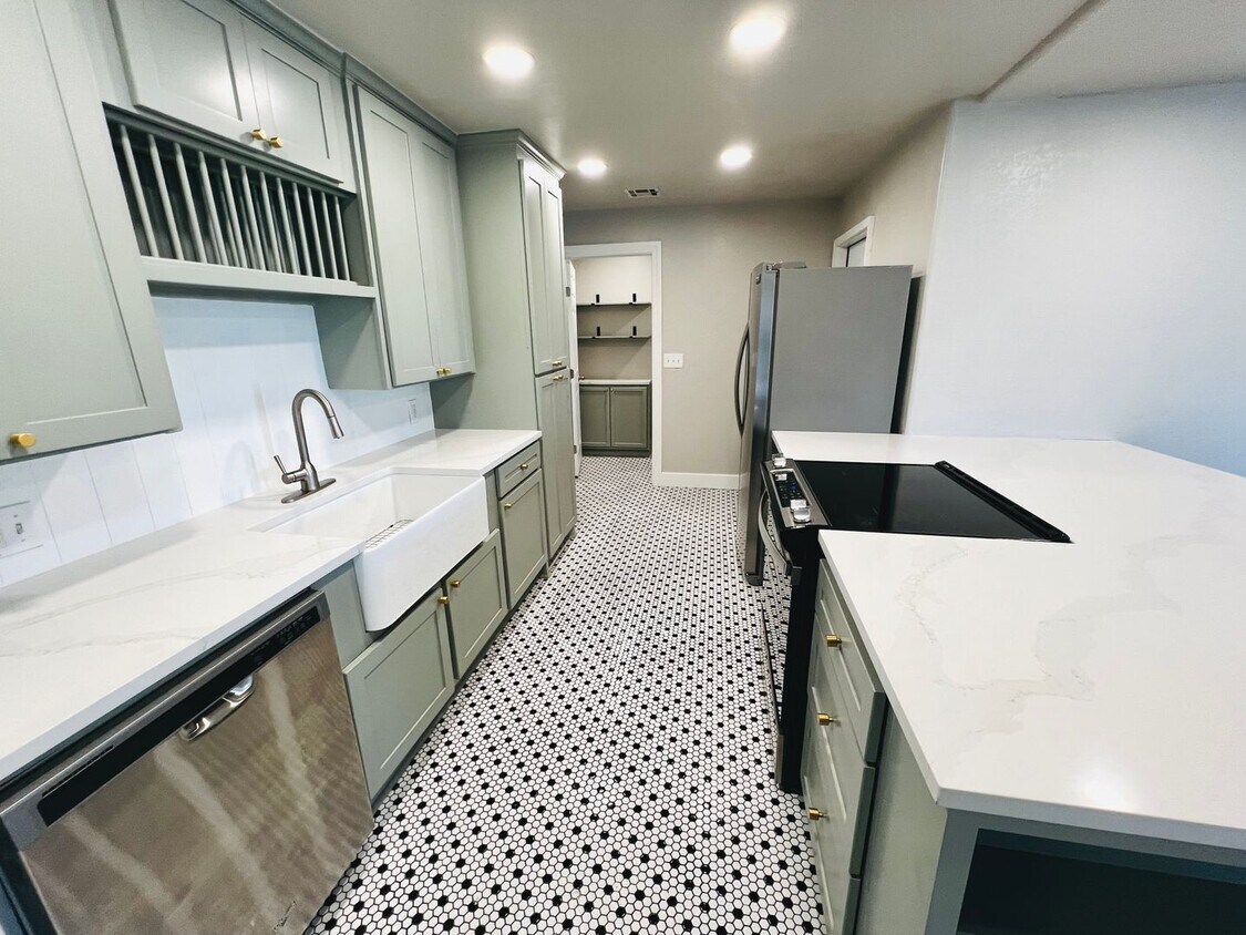 Primary Photo - Beautifully Updated 3BD 2BA Home in Covete...