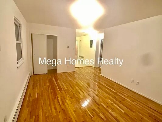 Foto del edificio - 7401 Ditmars Blvd