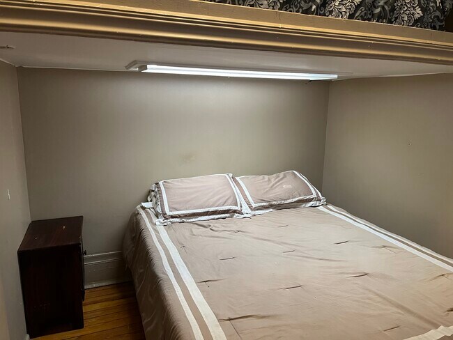 Queen size excellent mattress - 20 E Goethe St