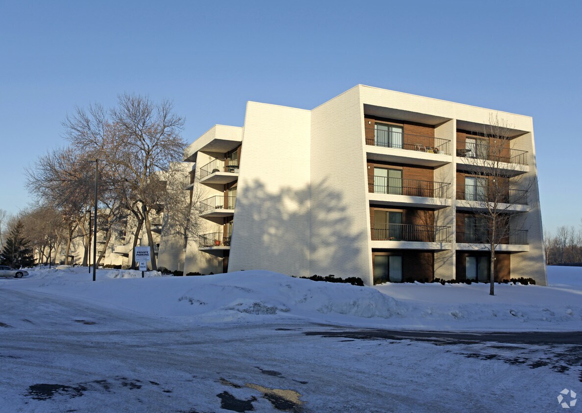 Connemara Condominiums Apartments in Maplewood, MN