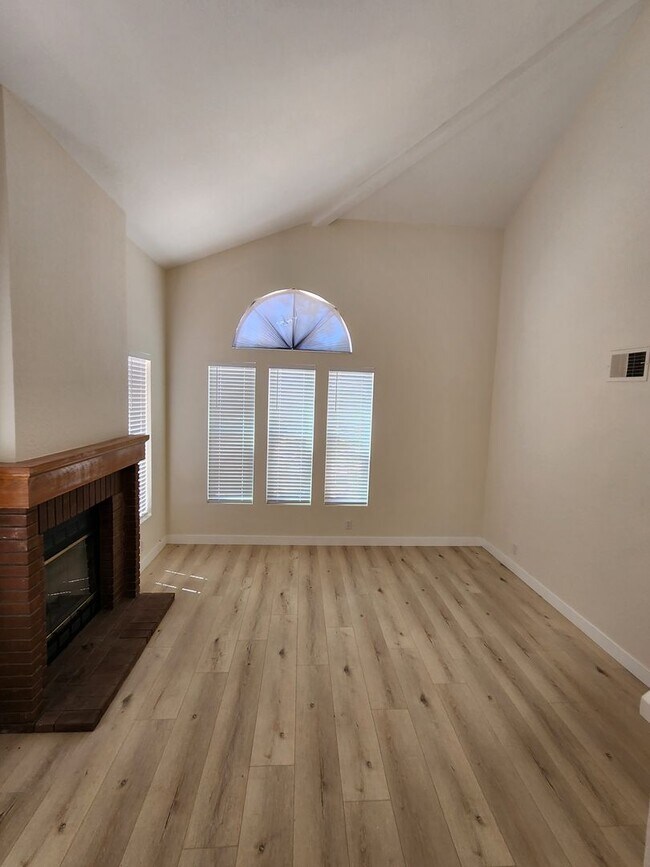 Foto del edificio - Scripps Ranch - Two Story Home - 3 Car Garage