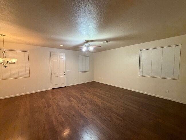 Building Photo - 1985 Linden Rd