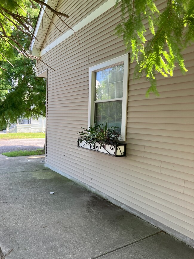 Valence street side - 2039 Valence St