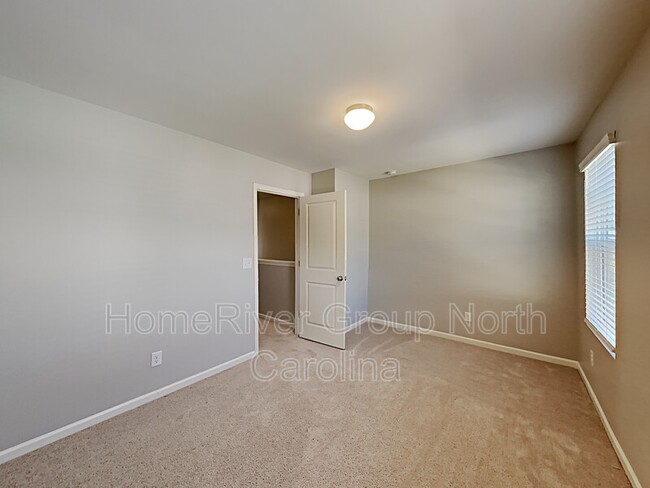 Building Photo - 3880 Tersk Dr
