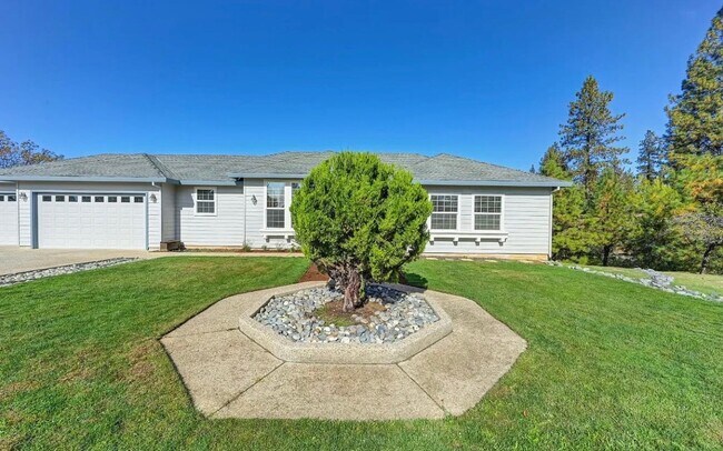 Building Photo - Beautiful 3 bedroom 2 bathroom Home in Beautiful Weimar!