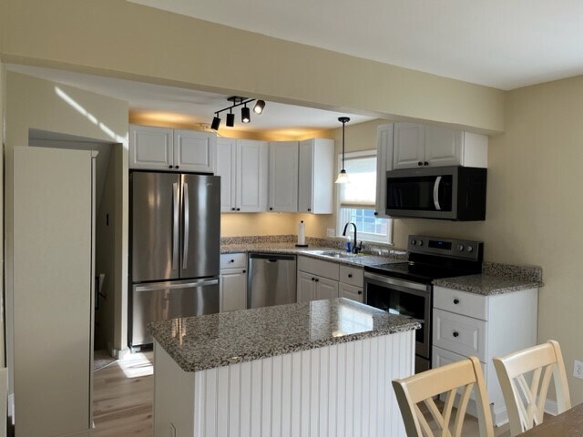 Building Photo - 215 W 38th St