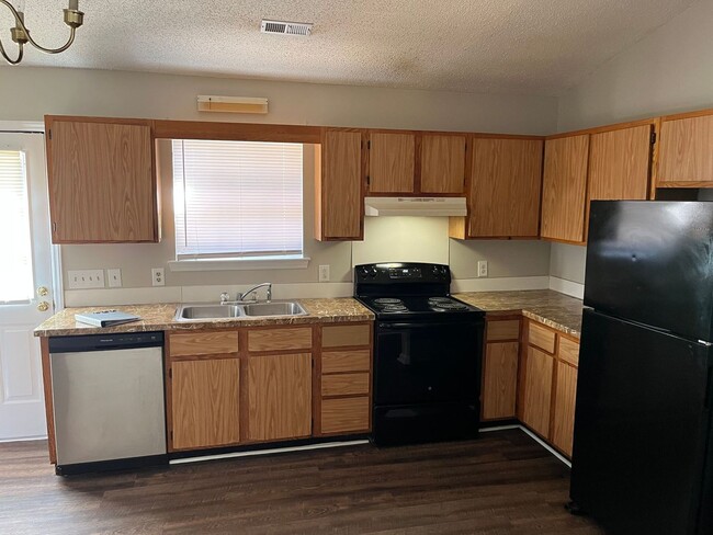 Foto del edificio - Inviting 3-bedroom, 2-bathroom Home on a C...