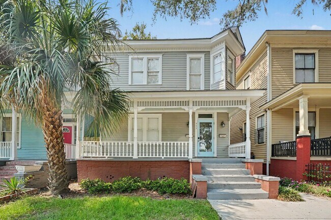 Building Photo - 311 W 39th St