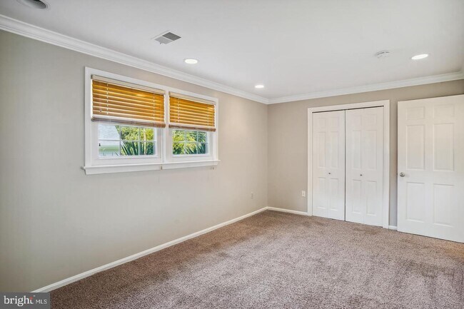 Building Photo - 20 Clearwater Ct