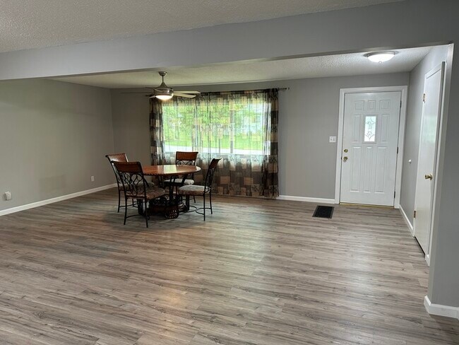 Building Photo - Updated 3Bd 2Bth Home in St. Charles, Mo.