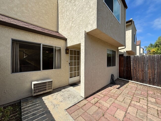 Building Photo - Spacious 3BD/2.5BA Townhouse in UTC W/ 2-C...