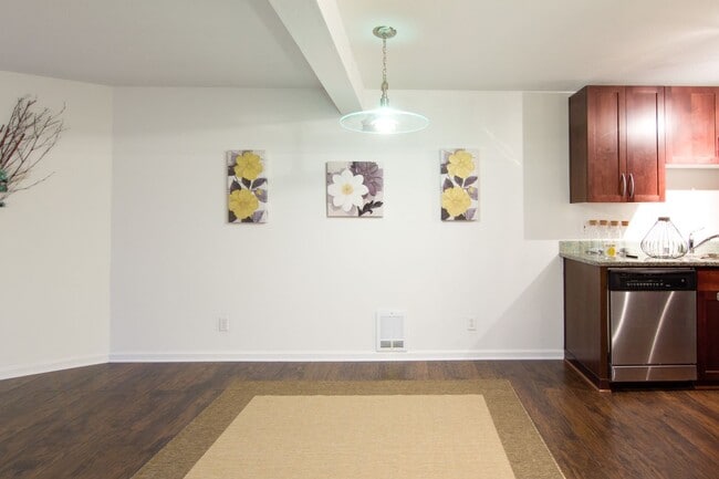 Building Photo - Great Apt for Rent