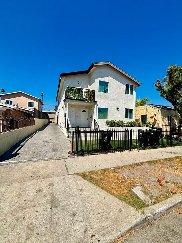 Foto principal - 619 W 83rd St