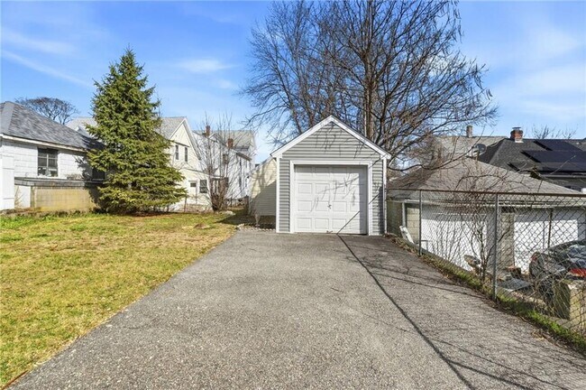 Foto del edificio - 1169 Chalkstone Ave