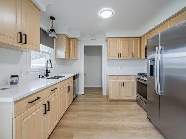 Foto del edificio - AVAILABLE NOW! Beautiful 3-Bedroom Waterfront Home with Breathtaking Views